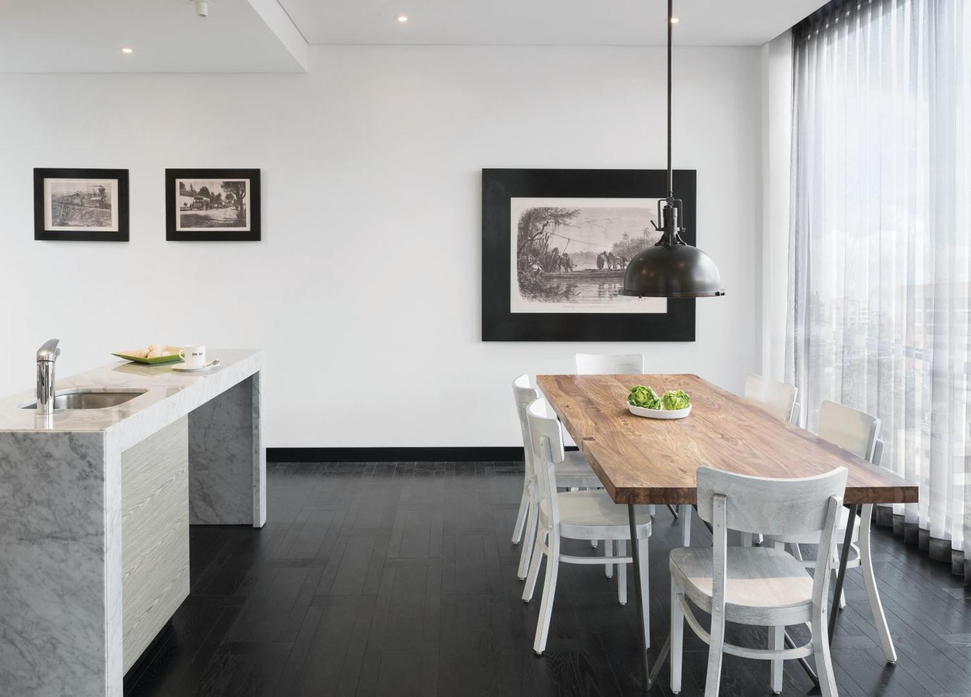 8010 Urban Living- Luxury Home Experience — Photos 3